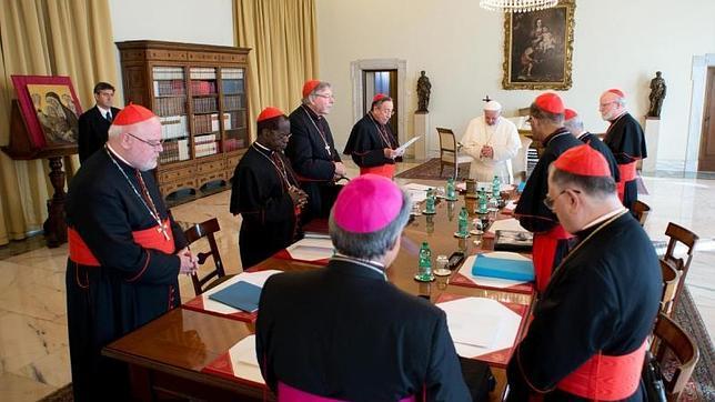 El Papa Francisco, el martes, durante su primera reunión con el Consejo de Cardenales en la Biblioteca del Vaticano