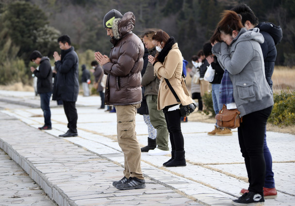 Ceremonia en recuerdo de las víctimas del terremoto y del tsunami, este martes en la playa de Kitaizumi, en la localidad de Minamisoma, en la prefectura de Fukushima.