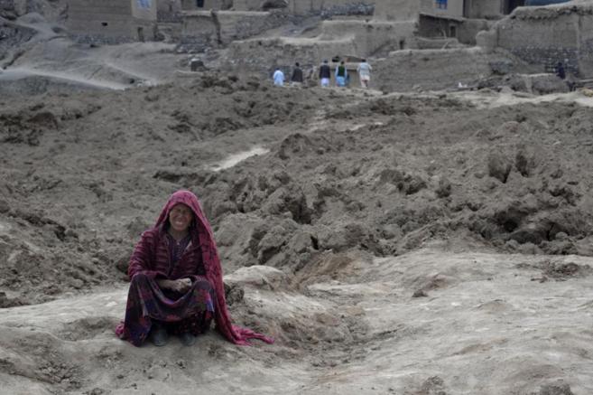 Una mujer afgana llora sentada en una montaña de barro tras el corrimiento de tierra en Argo (Badakhshan). AFP