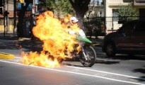 carabineros atacados con bombas incendiarias. Gobierno de Bachelet IZQUIERDA