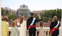 cuatro reyes de españa reciben gran apoyo popular