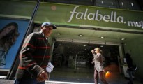 Personas caminan frente a un local de Falabella en Santiago