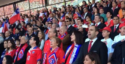 renuncie, renuncie, gritan hinchas a Bachelet en el estadio