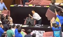 taiwan-diputados-a-golpes